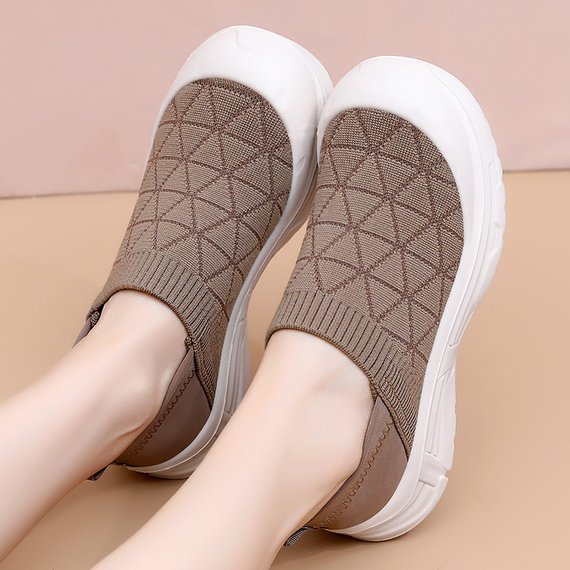 Women's autumn new soft-soled and soft-top one-step mom shoes wholesale, fashionable, light and comfortable old Beijing cloth shoes full figure