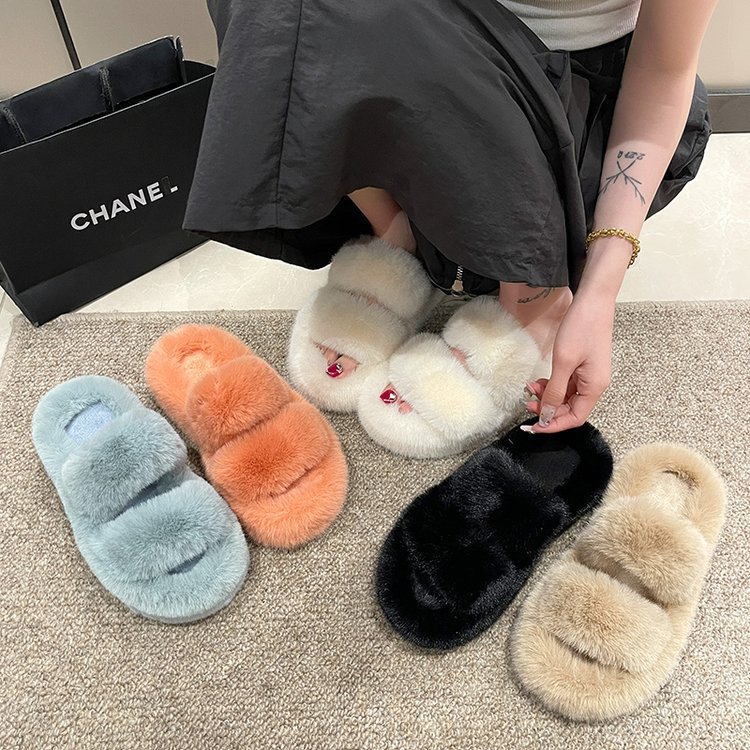 In the 2025 autumn and winter fashion trend, there are versatile and gentle Korean-style Instagram niche, simple and fluffy thick-soled furry slippers for women full figure