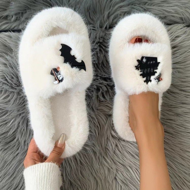 The popular "MAO MAO Tuo Girl" is wearing a new 2025 autumn/winter cartoon ghost indoor warm one-line plush slipper Application Scenario