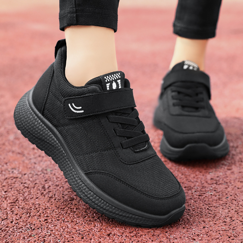 Wholesale and distribution of new soft-soled, non-tiring single shoes for women in the autumn of 2025. Korean version casual couple running shoes full figure