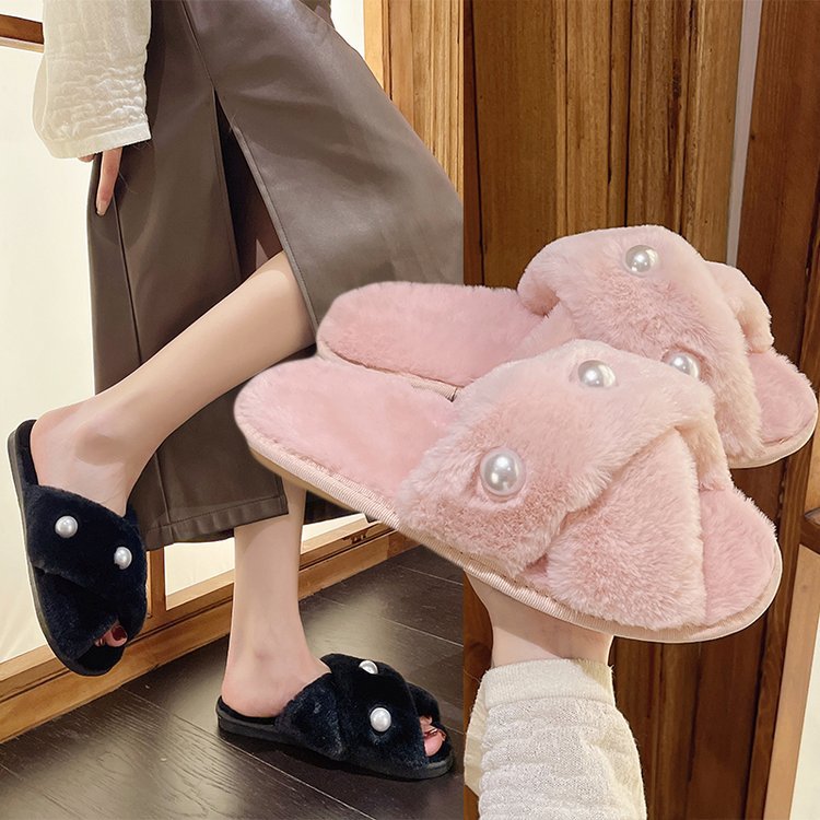 For the autumn and winter of 2025, there are simple flat-bottomed cross-shaped casual outerwear, one-shoulder cotton slippers with pearl simplicity full figure