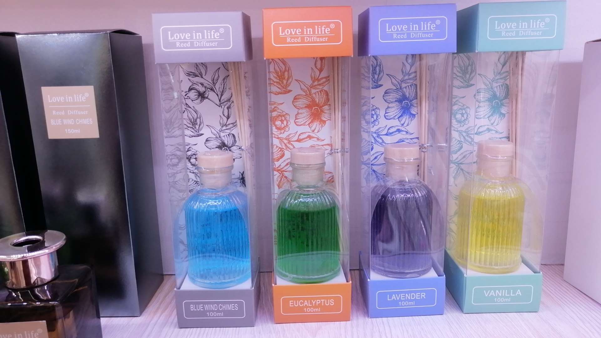 空气清新剂家用室内除醛喷香机车载芳香用品净化剂除臭芳香剂，家居室内香薰，净化空气，香氛，家居摆件，简约百塔款，色彩丰富。细节图