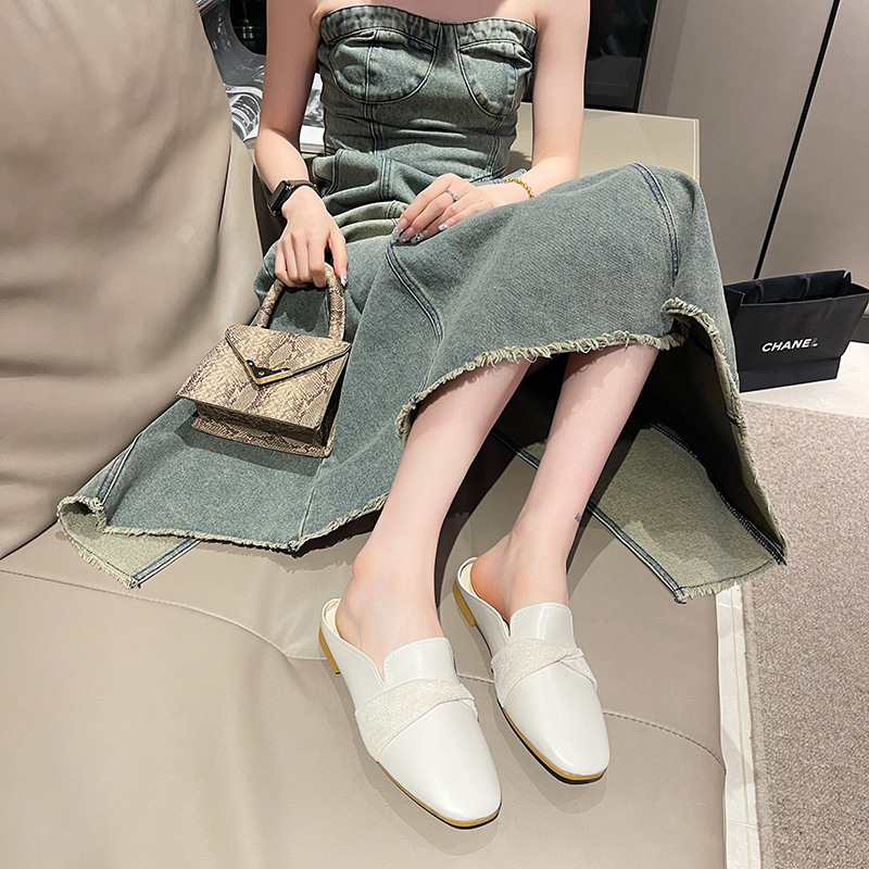 The new Spring/Summer 2025 women's large-sized Korean version bow pearl low-heeled half-length flip-flops are a popular fashion trend details Picture
