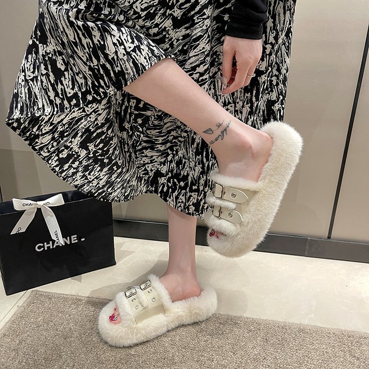 2025 New flat, versatile, casual, home, autumn and winter woolen slippers women's fashion, niche cotton slippers women's shoes Application Scenario