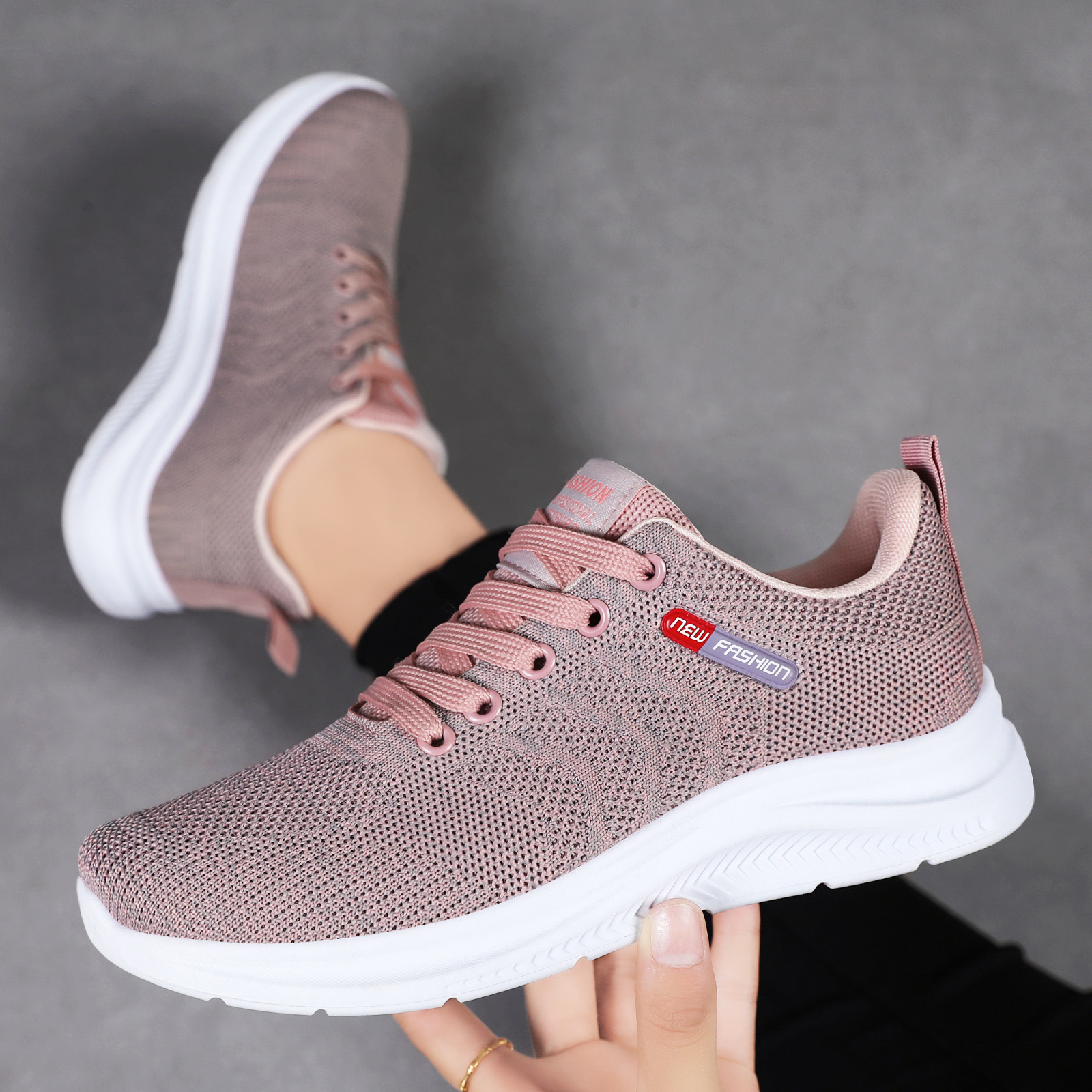 The new soft-soled, comfortable women's casual sports shoes from Spring and Autumn are simple, breathable and have a mesh surface details Picture