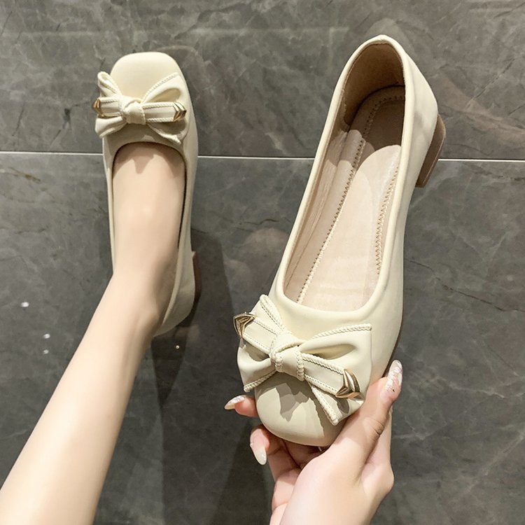 Omansa's new spring collection of low-cut, low-heeled single-toe shoes is a versatile choice for women. The soft-soled, fairy-like style with a bow is a one-step bean-shaped shoe Application Scenario