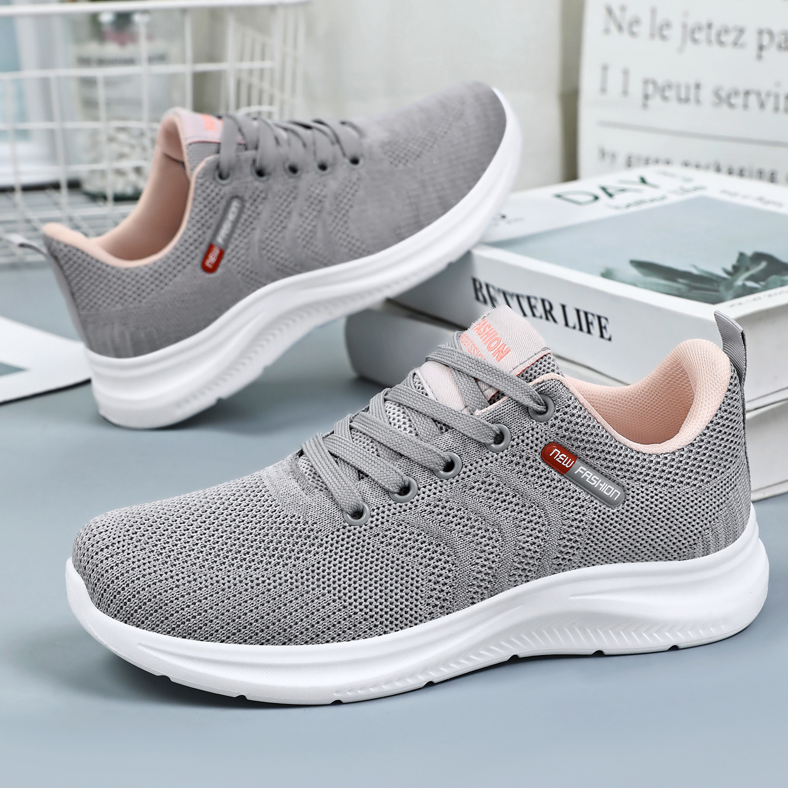 The new soft-soled, comfortable women's casual sports shoes from Spring and Autumn are simple, breathable and have a mesh surface full figure