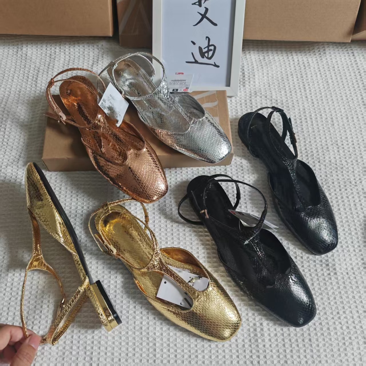 ZA factory's wholesale of cross-border best-selling golden flip-top fashion flat sandals for women with a shallow mouth and a back strap Application Scenario
