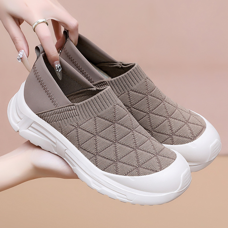 New women's cloth shoes with soft soles and soft surfaces, one-step mom shoes wholesale, fashionable, light and comfortable, old Beijing cloth shoes full figure