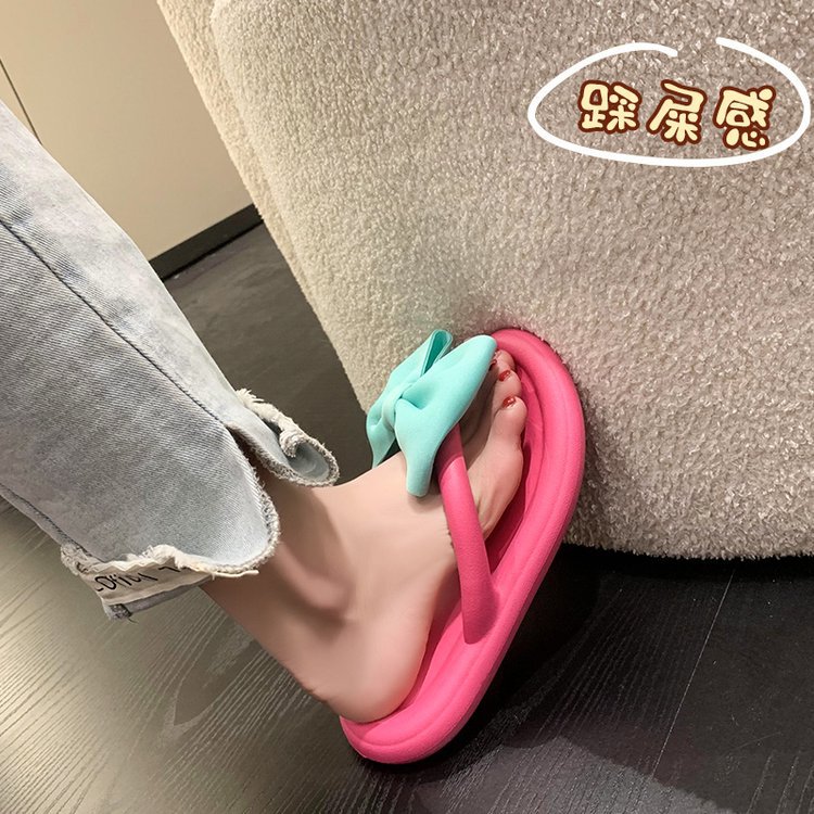 The popular cartoon flip-flops for women in the summer of 2025 are candy-colored flip-flops with flip-flops and a flat bottom. They are fashionable and suitable for outerwear Application Scenario