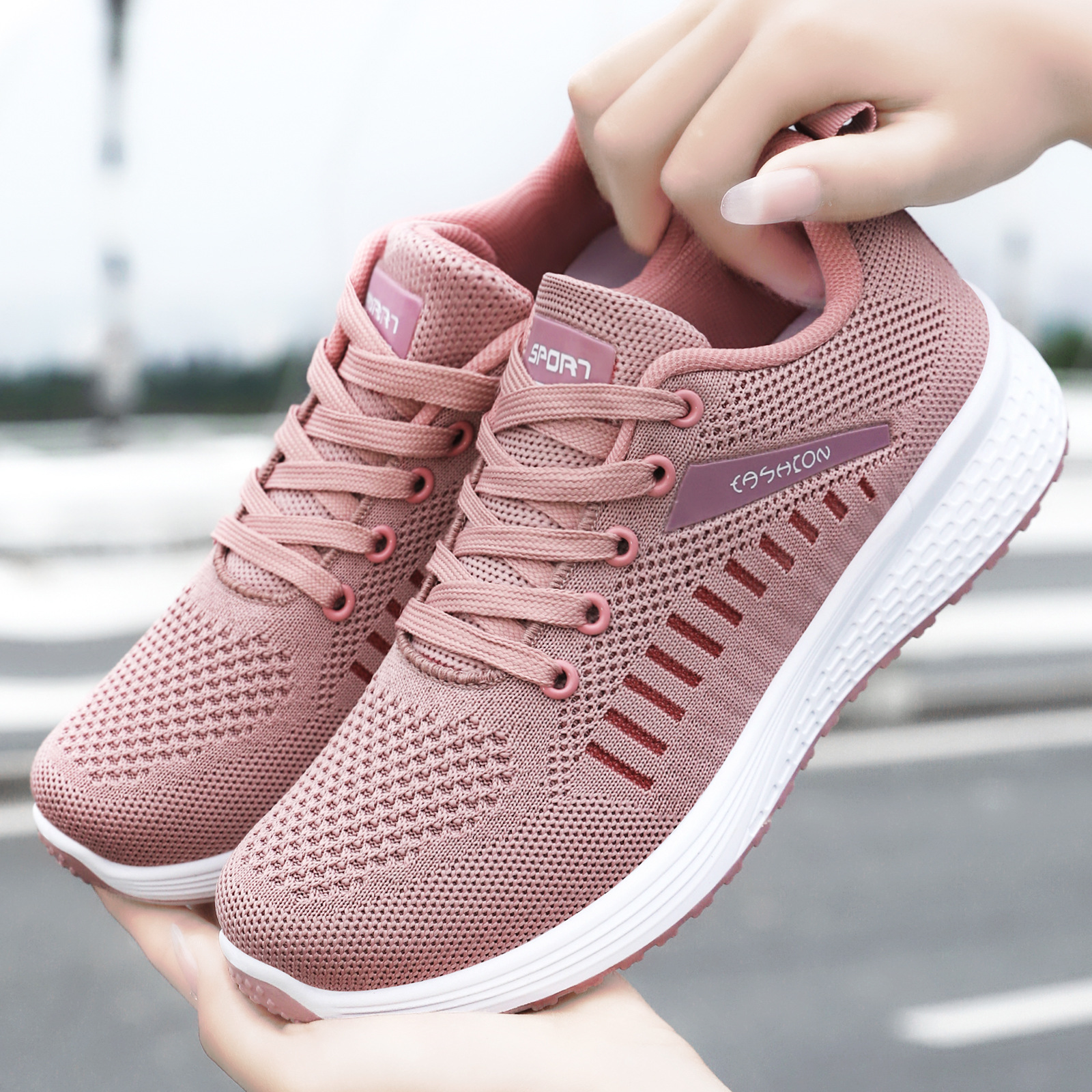New soft-soled women's shoes, walking shoes for the elderly, lightweight and versatile, mom shoes, fashionable and casual sports shoes wholesale details Picture