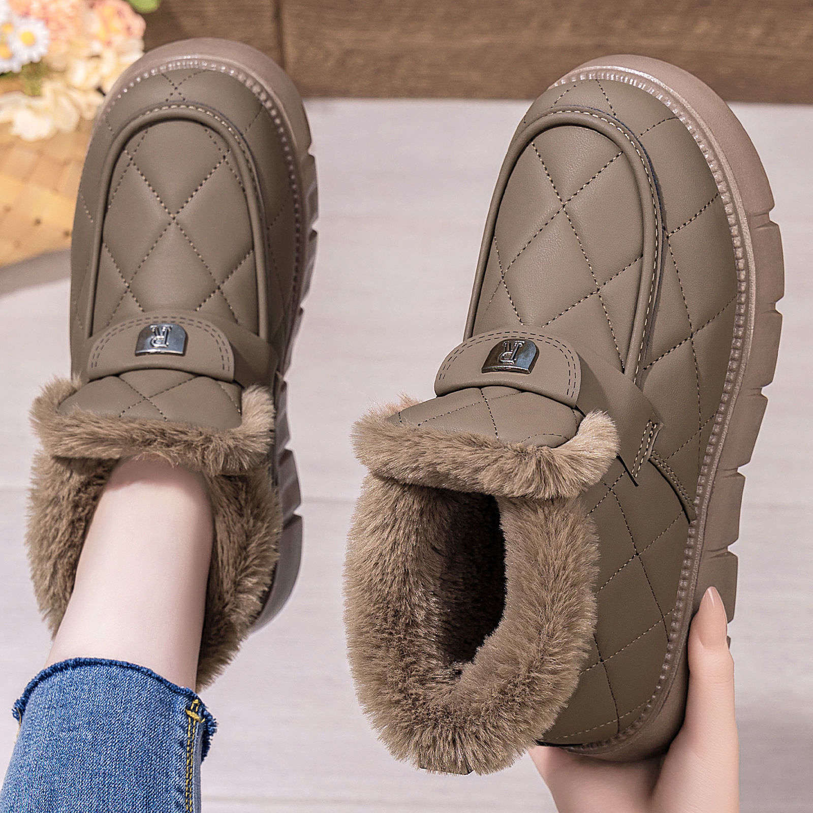 Women's winter outerwear cotton shoes, Korean-style fashionable thick-soled snow boots, thick fleece height-increasing cotton boots, comfortable to wear with one foot Application Scenario