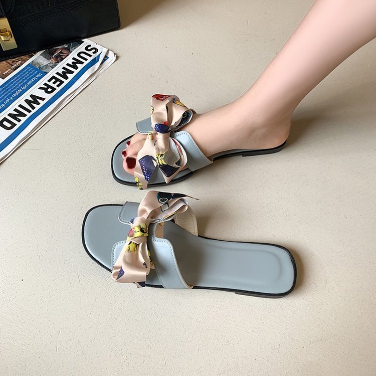 The 2025 new summer style of women's flip-flops with a bow, medium thick heel and one-line fairy style Roman shoes details Picture