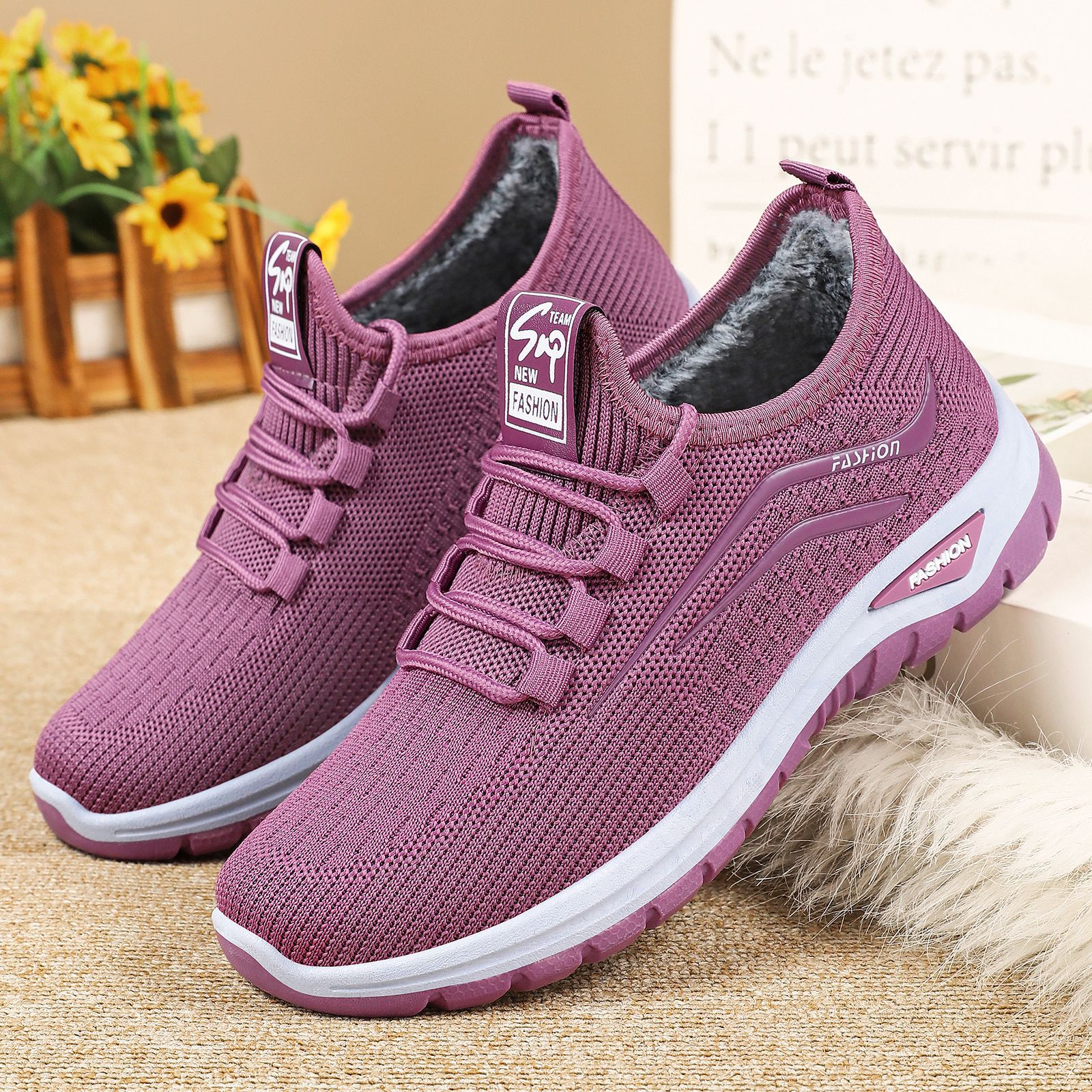 New and old Beijing cotton shoes for women in winter, fleece and thickened, outerwear shoes for elderly mothers, sports and leisure walking shoes, sent on delivery full figure