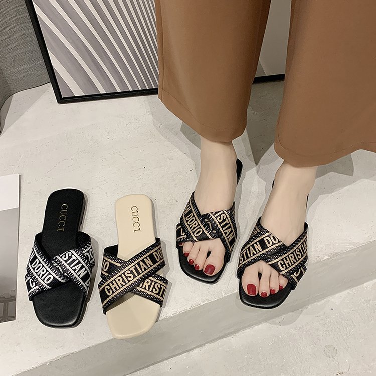 The popular large-sized 42 slippers for women's outdoor wear in summer 2025, a new European and American fashion one-piece flat sandals 41 Specification drawing