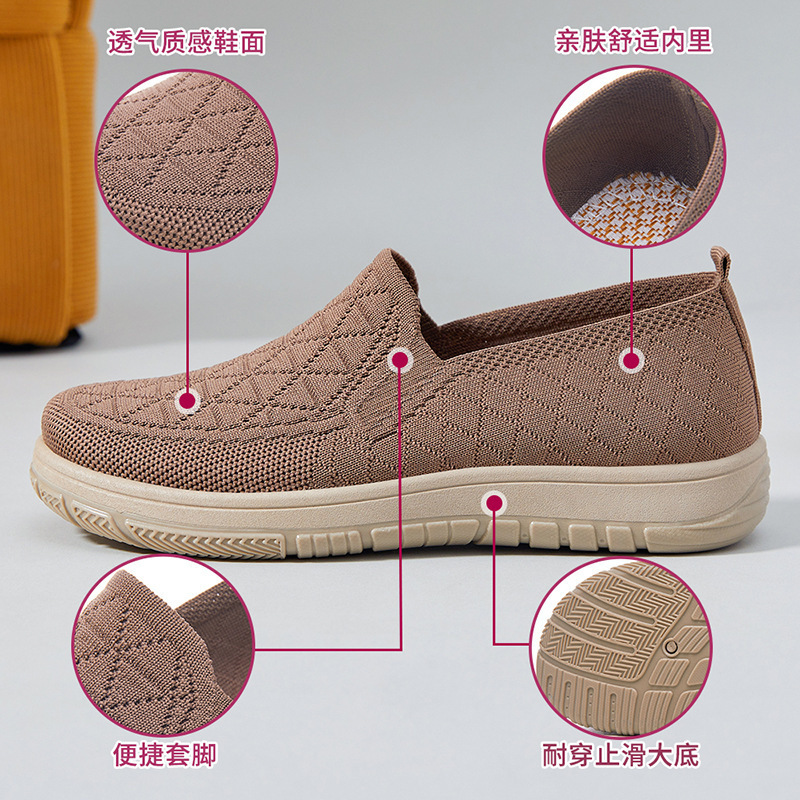 In autumn, women wear old Beijing cloth shoes, custom-made shallow-mouthed flat shoes with soft soles, comfortable and versatile. These are mom shoes Application Scenario