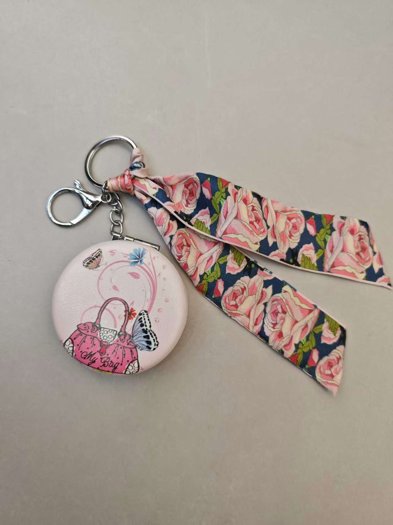 Quality-oriented makeup mirror, bread portable mirror, heart-shaped Valentine's Day convenient and small mirror, round mirror with keychain Specification image