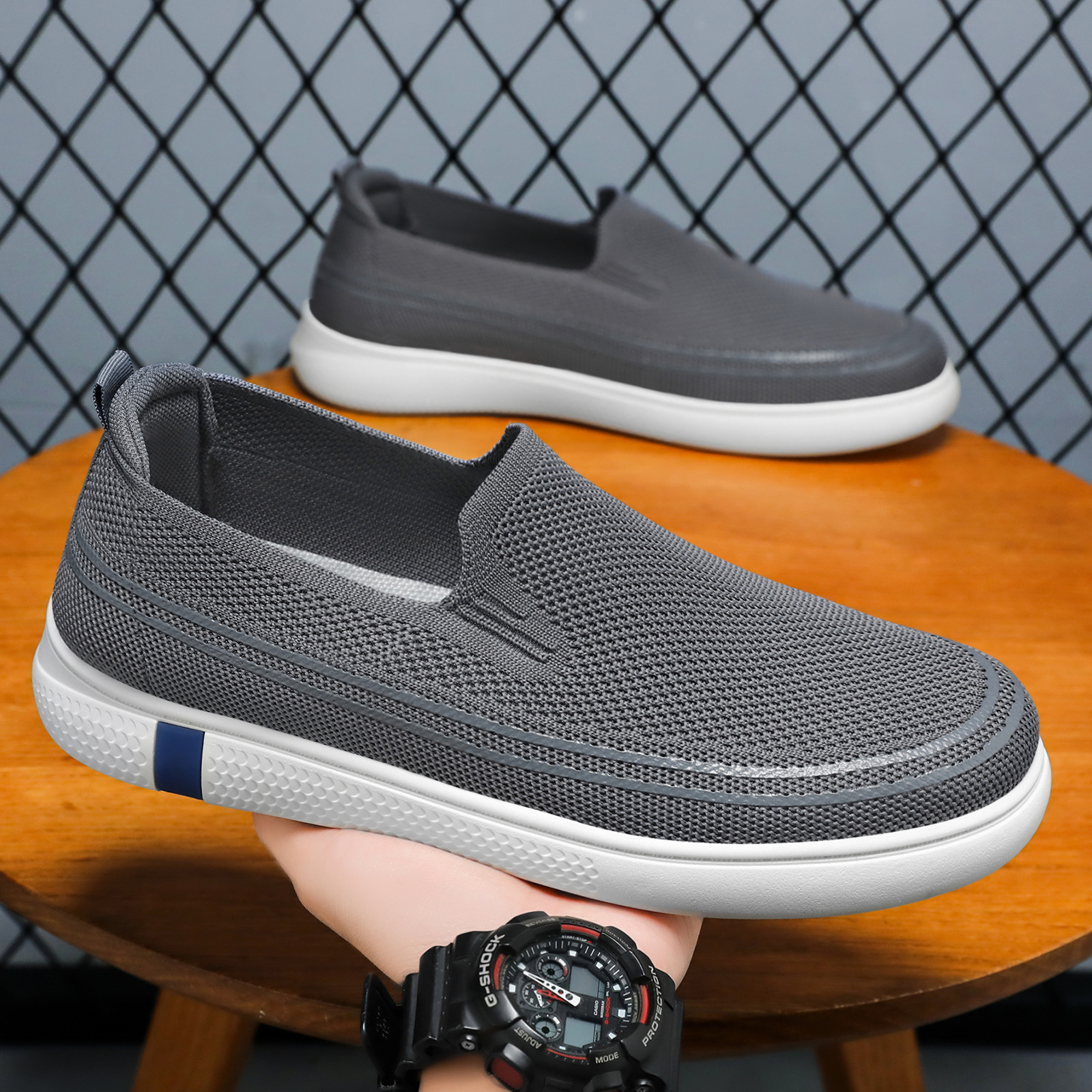 This is a new autumn collection of breathable single-foot shoes made of flying fabric for men. It's a casual and comfortable Korean-style men's shoe full figure