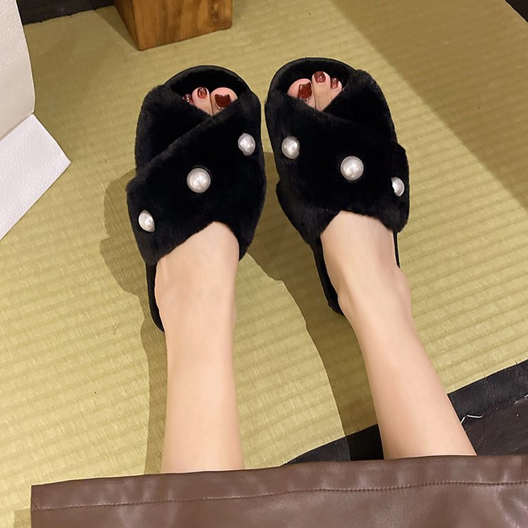 For the autumn and winter of 2025, there are simple flat-bottomed cross-shaped casual outerwear, one-shoulder cotton slippers with pearl simplicity Application Scenario