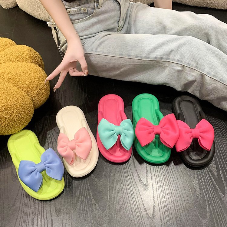 The popular cartoon flip-flops for women in the summer of 2025 are candy-colored flip-flops with flip-flops and a flat bottom. They are fashionable and suitable for outerwear full figure