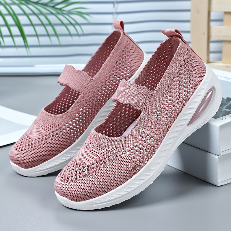 Soft soles for women, not tiring to the feet. New autumn cross-border old Beijing cloth shoes for women, comfortable and breathable. One step on mom's shoes full figure