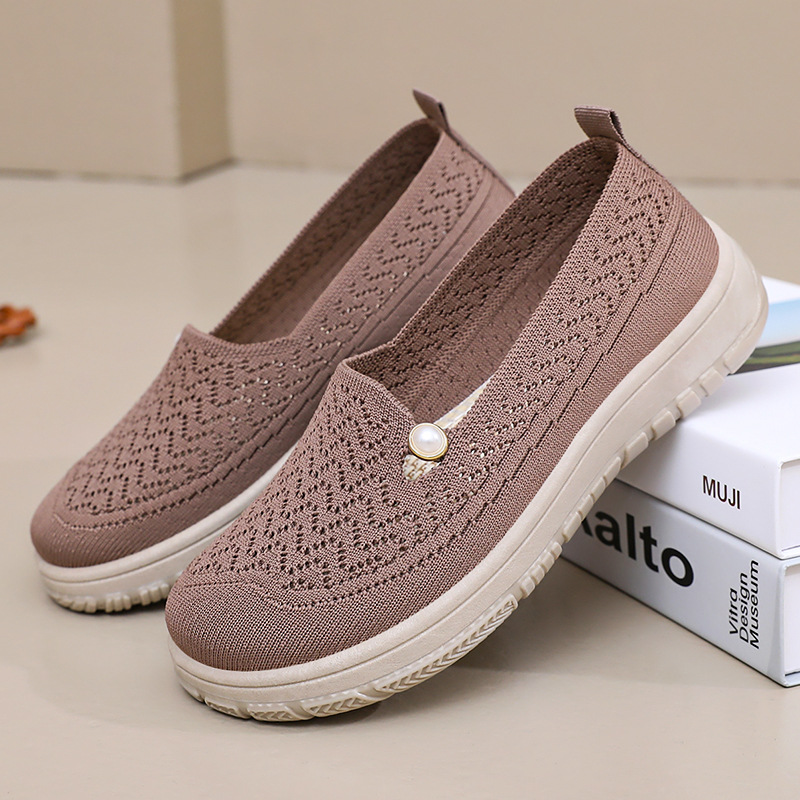 Youdaoplaceholder0 autumn breathable mom shoes for women, soft-soled casual single shoes, comfortable, light and versatile work shoes for middle-aged and elderly people full figure