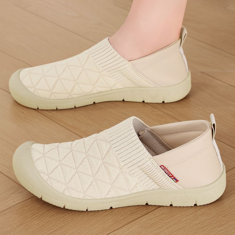 The new autumn collection of shoes for women is a light, flat shoe with a soft sole that is comfortable and versatile. It's a classic Beijing cloth shoe for women details Picture