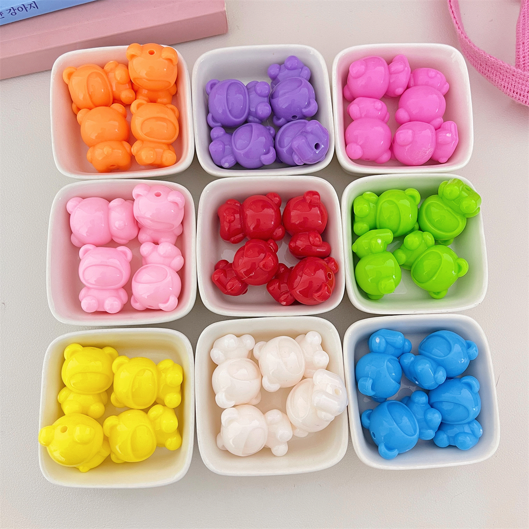 Cute mini acrylic bear doll beads, loose beads, DIY handcrafted beaded bracelet, keychain accessory Application Scenario