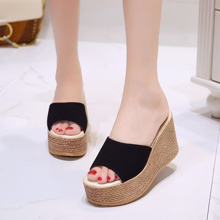 New thick-soled women's European and American fashion flip-flops for summer 2025, one-word Korean women's high-heeled outerwear flip-flops Application Scenario