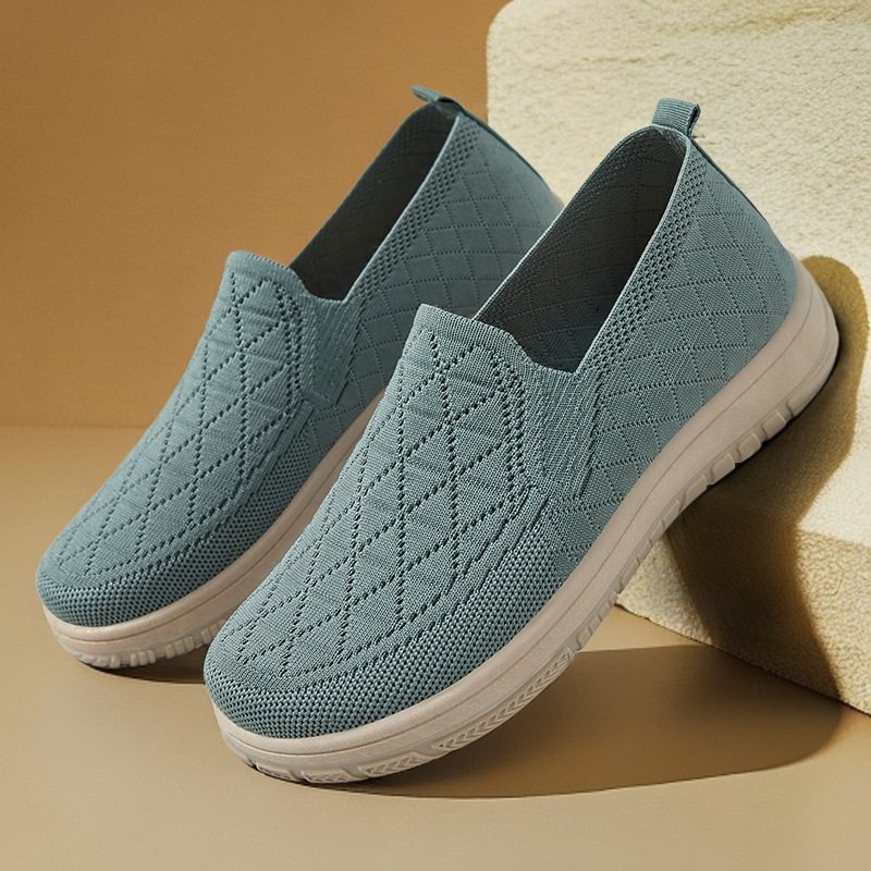 This is a new autumn collection of shoes for women. It features old Beijing cloth shoes with a shallow opening and flat bottom, soft soles, and is comfortable and versatile. It's a mom's shoe full figure