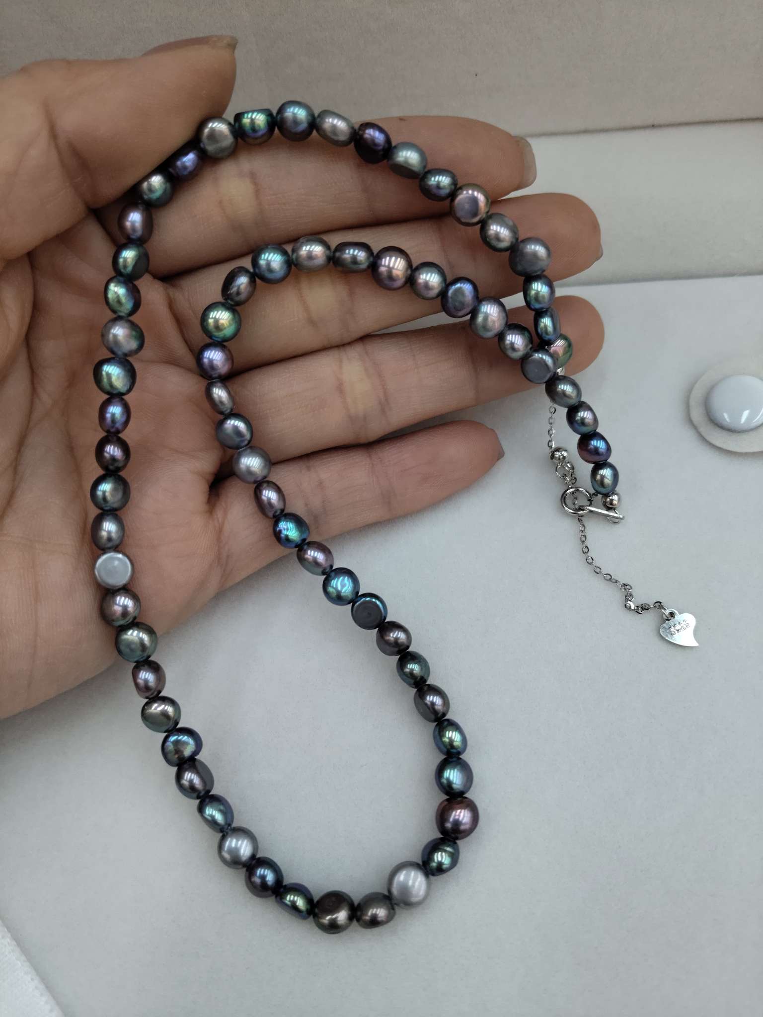 A fashionable and simple layering necklace made of natural pearls for both men and women Application Scenario