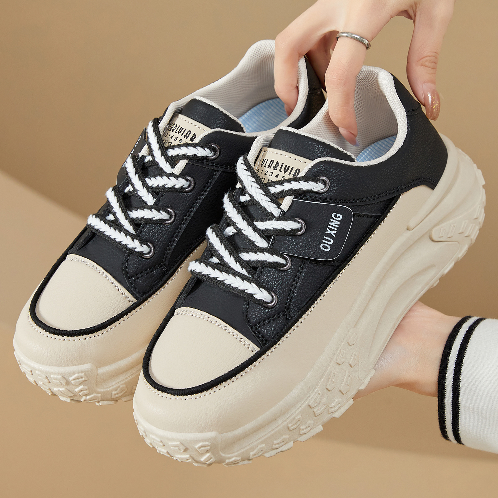 Versatile women's shoes, new fashionable and trendy thick-soled shoes, lace-up casual shoes, insole height-increasing without tiring feet, single shoes for consignment full figure