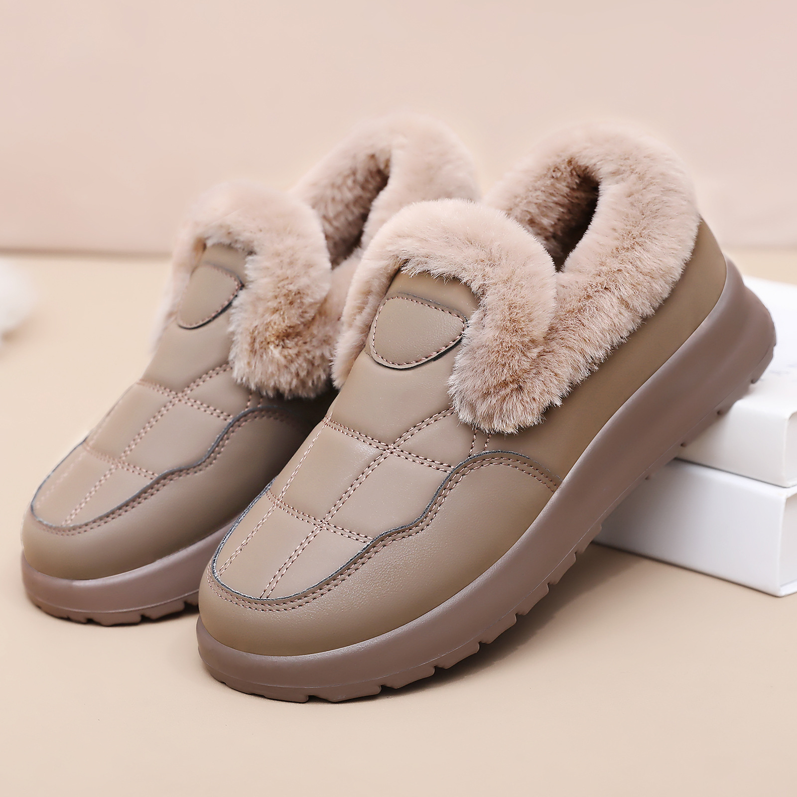 Winter fleece and thickened warm women's cotton shoes, anti-slip and wear-resistant women's casual and versatile short-leg cotton shoes for mothers full figure