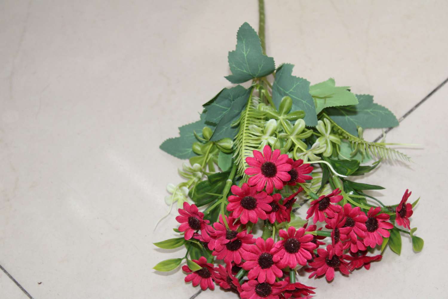 High-fidelity handicrafts, creative gifts, handcrafted ornaments, decorative items, a variety of choices, exquisite handicrafts, collectibles, five-headed blue-eyed chrysanthemums detail image 2