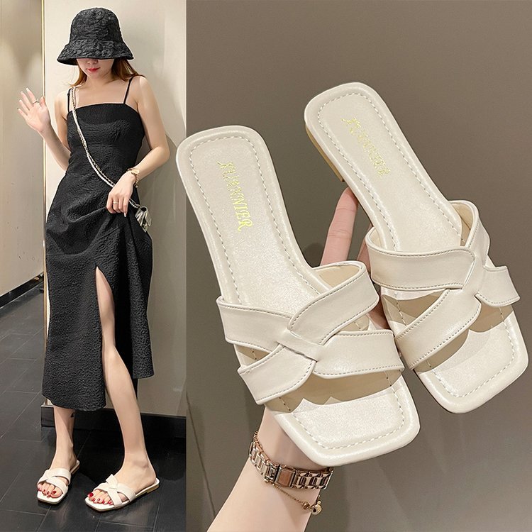 The new "Instagram-trendy" slippers for women's summer outerwear in 2025, featuring a fairy style and a gentle French design, are flat-bottomed one-shoulder slippers full figure