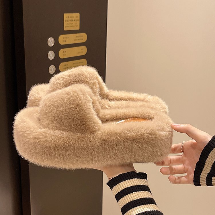 The new thick-soled, one-shoulder, and popular cotton slippers for pregnant women in the 2025 autumn and winter season Application Scenario