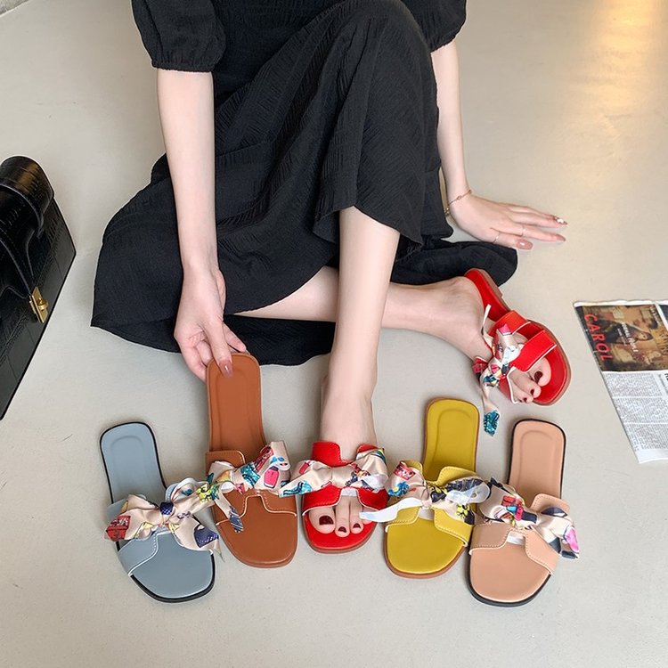 The 2025 new summer style of women's flip-flops with a bow, medium thick heel and one-line fairy style Roman shoes full figure