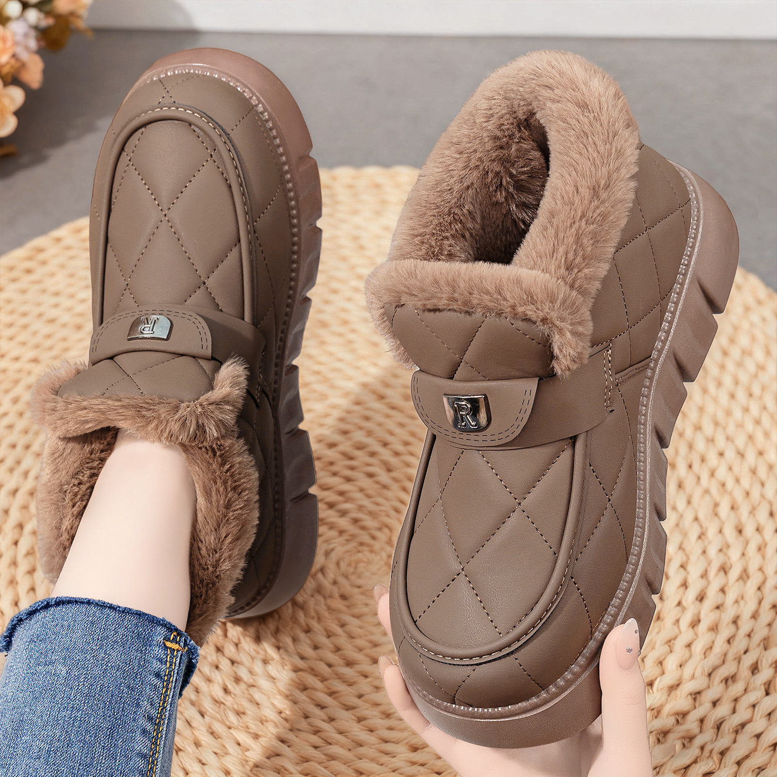 Women's winter outerwear cotton shoes, Korean-style fashionable thick-soled snow boots, thick fleece height-increasing cotton boots, comfortable to wear with one foot Specification drawing