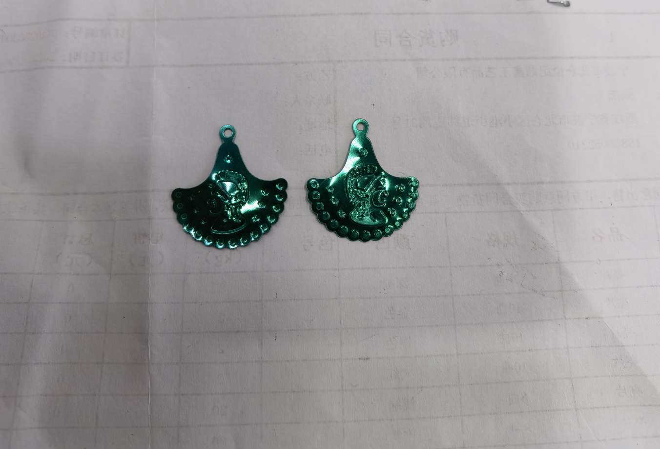 20mm plastic mermaid pendant sequins, available in multiple colors such as gold, red and blue, and made of various materials like PVC or pet. Suitable for earrings, lace pendants and other accessories. Jincan 160