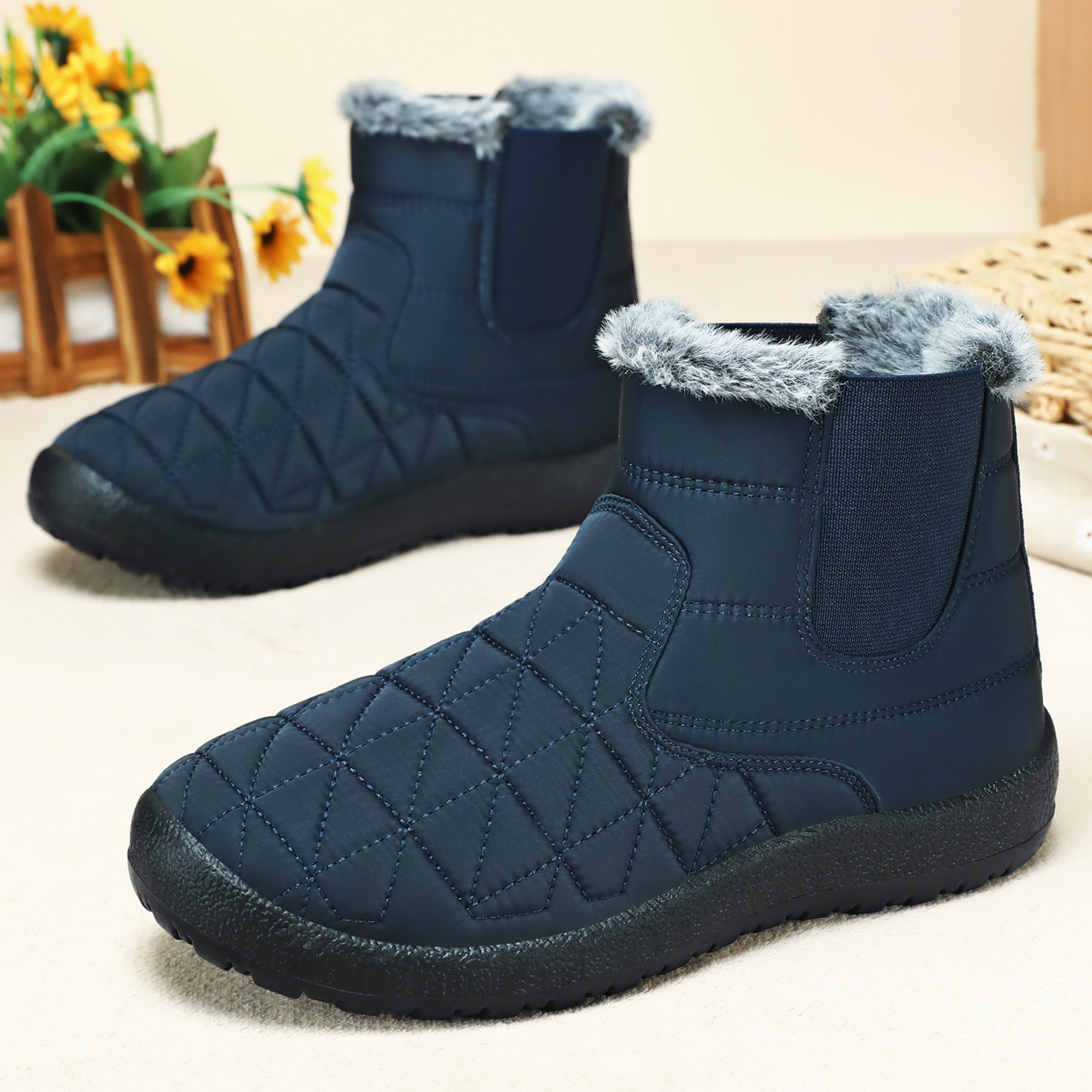 New winter cotton boots for women, foreign trade cotton shoes, soft-soled anti-slip shoes for middle-aged and elderly mothers, fleece and thickened shoes for the elderly full figure