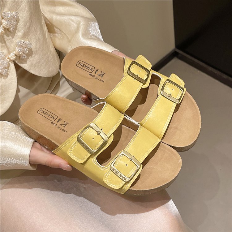 The thick-soled sponge cake slippers for women's summer outerwear are a new retro style that pairs well with skirts and height-increasing Birken flip-flops Application Scenario