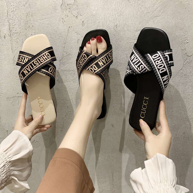 The popular large-sized 42 slippers for women's outdoor wear in summer 2025, a new European and American fashion one-piece flat sandals 41 full figure