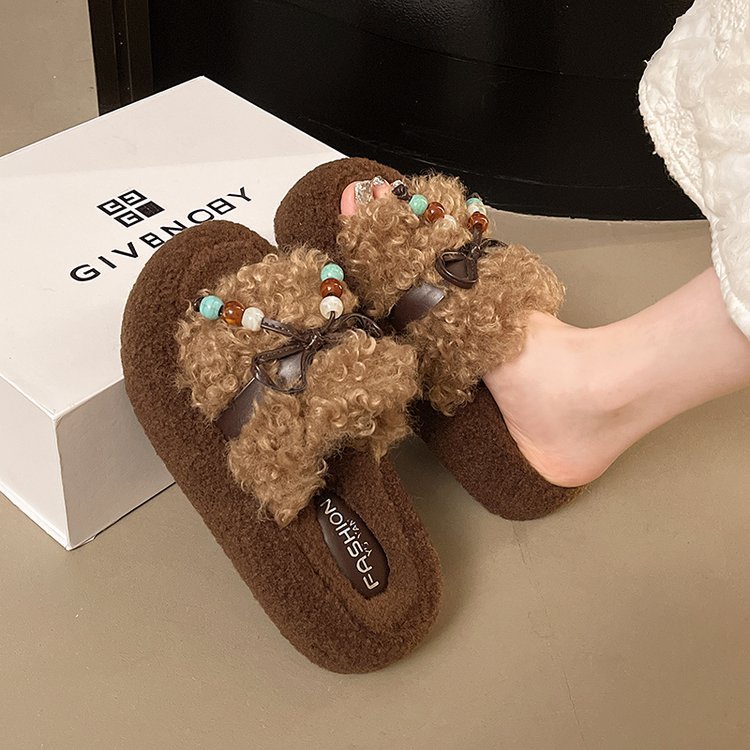 Thick-soled woolen slippers for women to wear outside in autumn and winter 2025, a new style for fashionable outings. Petite, fluffy cotton slippers with sponge rolls Application Scenario