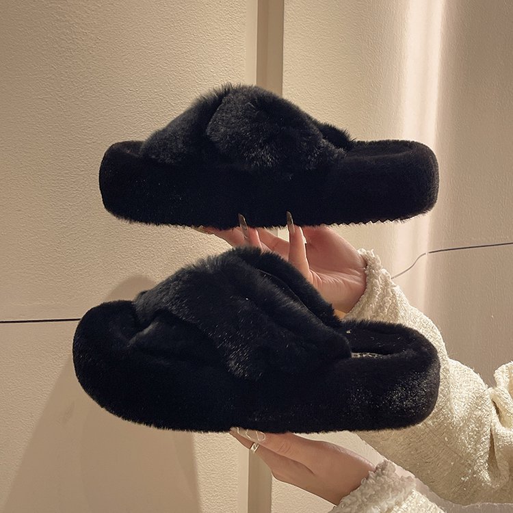 This is a new style of thick-soled woolen height-increasing slippers made of genuine rabbit fur, suitable for women to wear on the outside Application Scenario