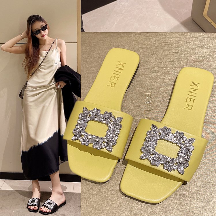 Summer outdoor slippers for women 2025 New style Sparkling diamond square buckle fashionable cool slippers for women, thick heels, low heels, one-piece flip-flops, large size full figure