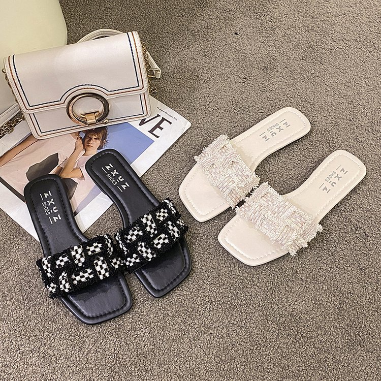 2025 Summer New flat-bottomed fashionable women's chanel-style one-shoulder flip-flops, checkerboard pattern women's head beach slippers Application Scenario