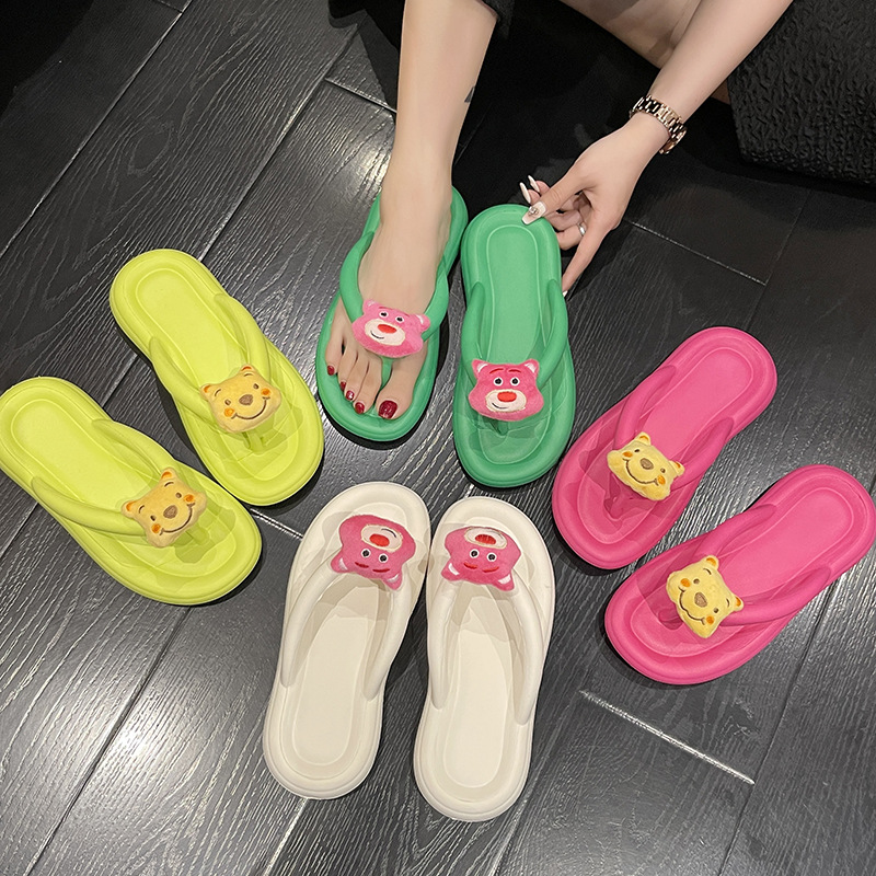 The cute cartoon bear flip-flops worn outside the cool slippers for the summer of 2025 are new colorful flat women's shoes with a feeling of stepping on poop Application Scenario