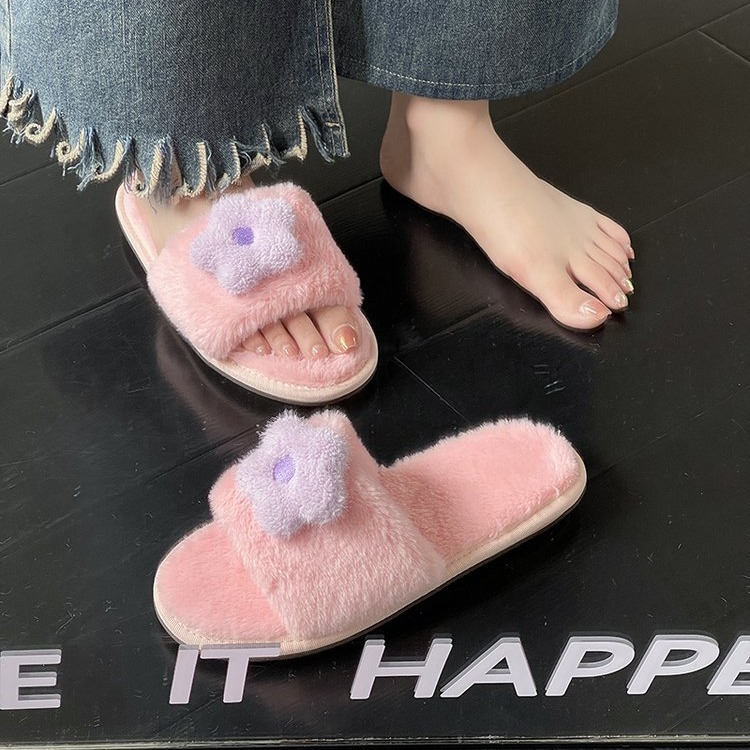 For the autumn and winter of 2025, there are flat, lightweight, anti-slip casual flip-flops for home wear with floral fur Application Scenario