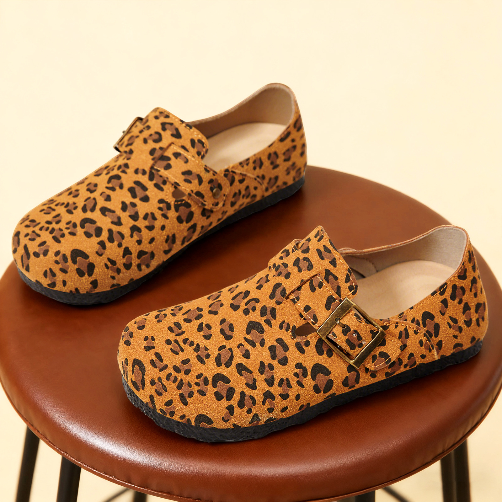 This is a new autumn collection of shoes for women, featuring a high-end, versatile, fashionable and casual style. The leather upper is thin and the soles are soft, not tiring to the feet. It's a gift single shoe full figure