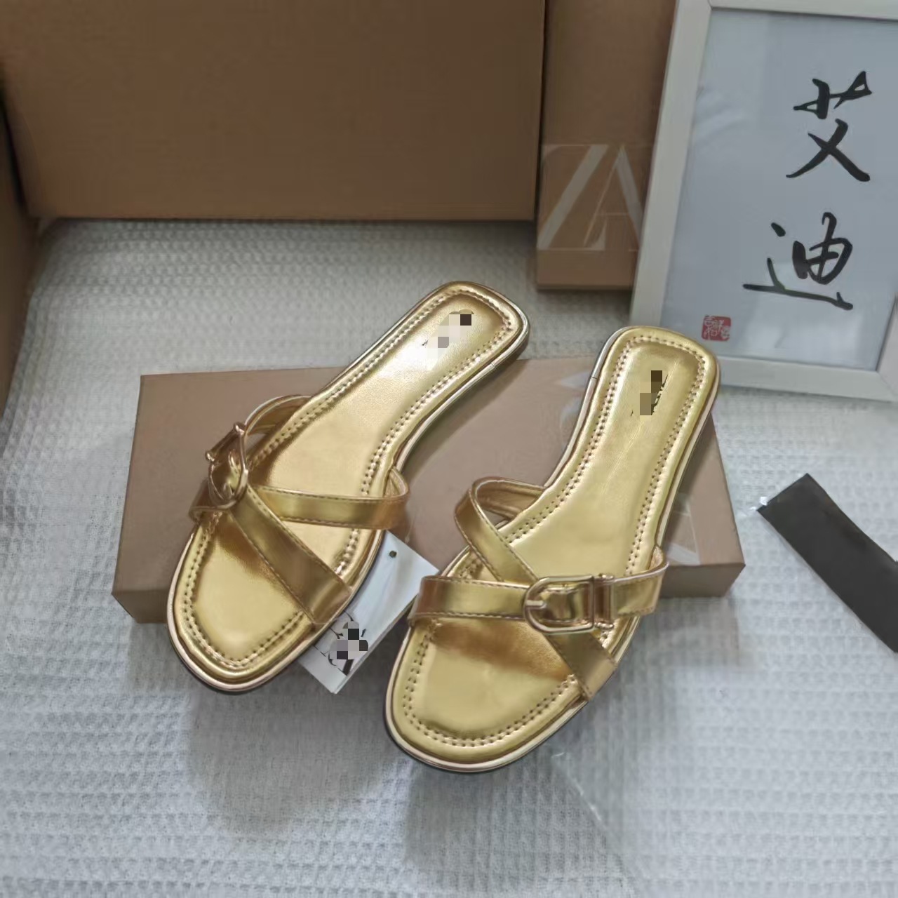 Eddie Foreign Trade ZA's new spring square-toed, flat-bottomed outerwear flip-flops with metal buckles and crossed one-line sandals for women Application Scenario
